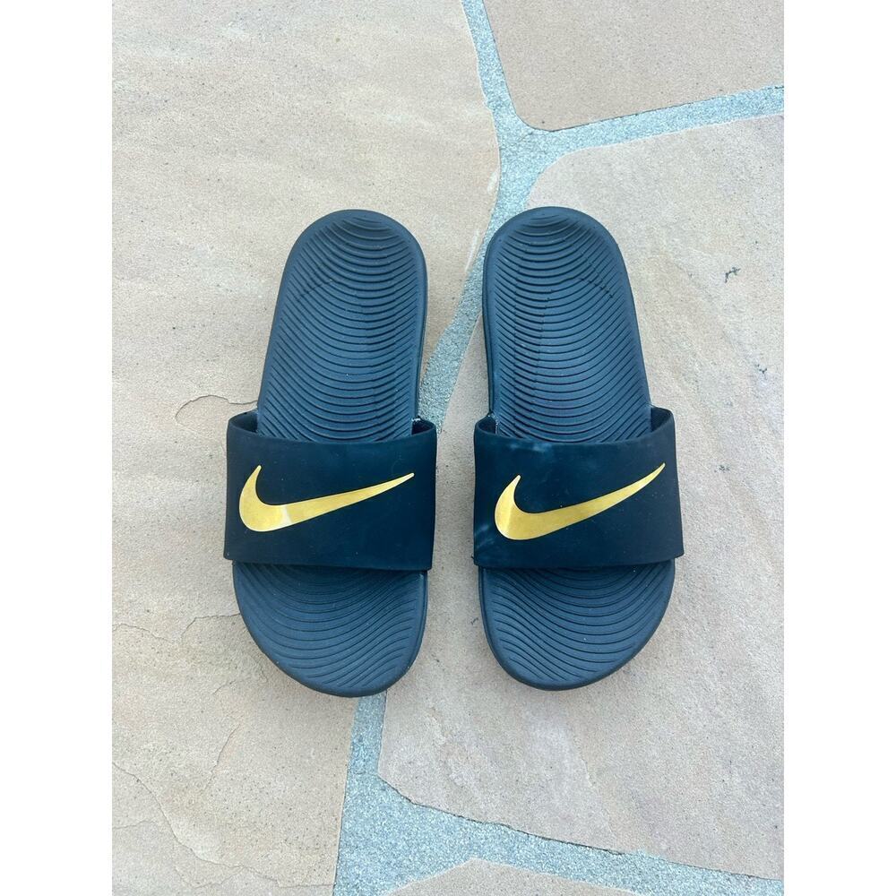 Nike Girl's Kawa Black/Gold Slide Sandal (GS/PS)-4Y 819352-003